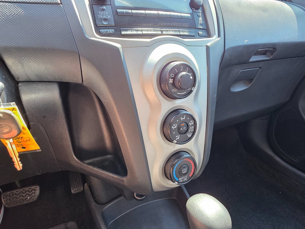 Used 2010 Toyota Yaris 4-Door Hatchback FWD image 31