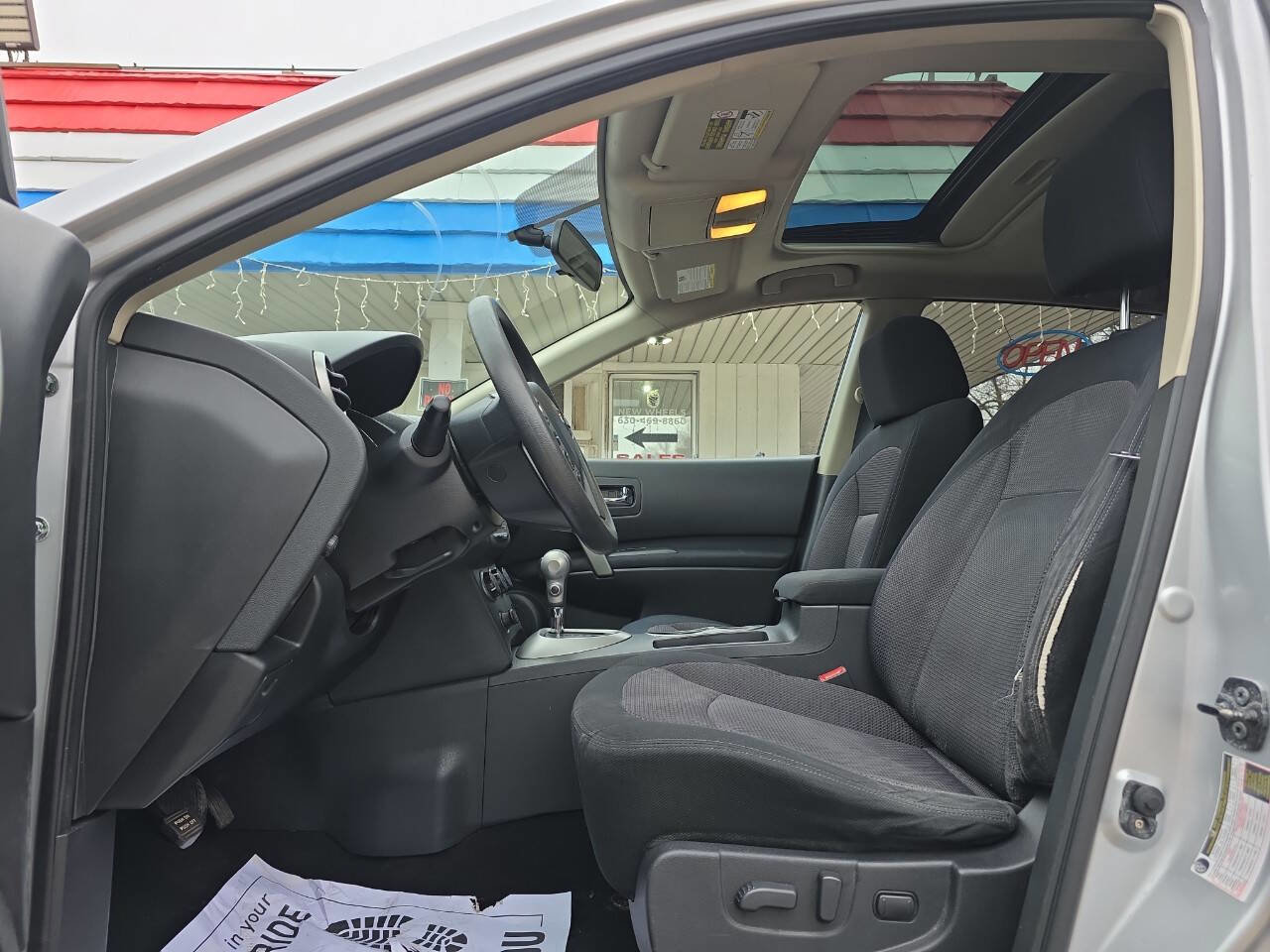 Used 2011 Nissan Rogue SV w/ Premium Pkg image 9