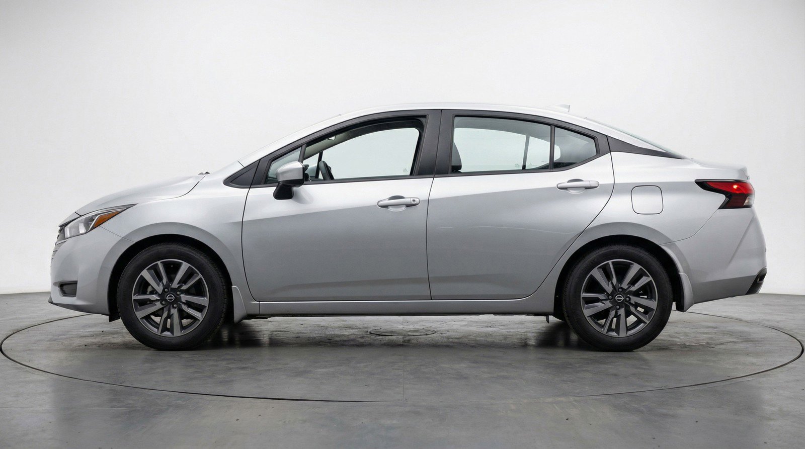 Used 2025 Nissan Versa SV FWD image 5