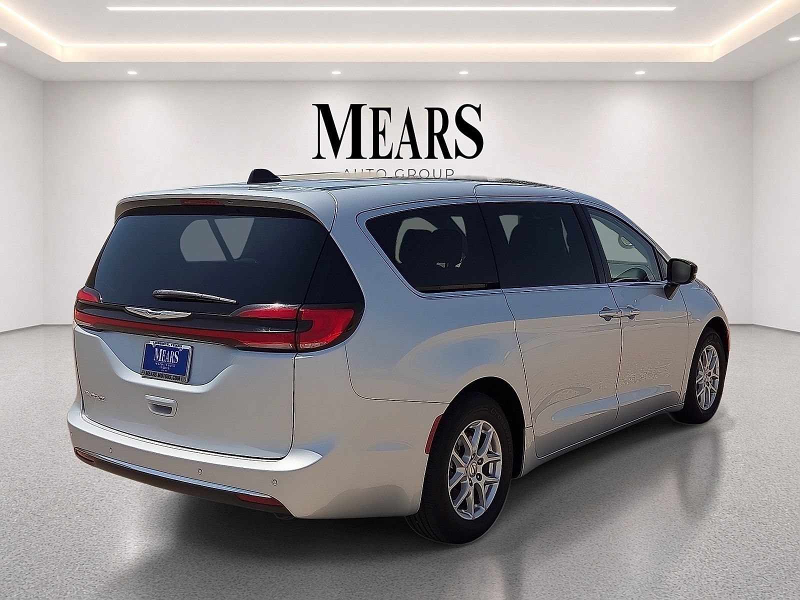 Used 2024 Chrysler Pacifica Touring-L FWD image 5
