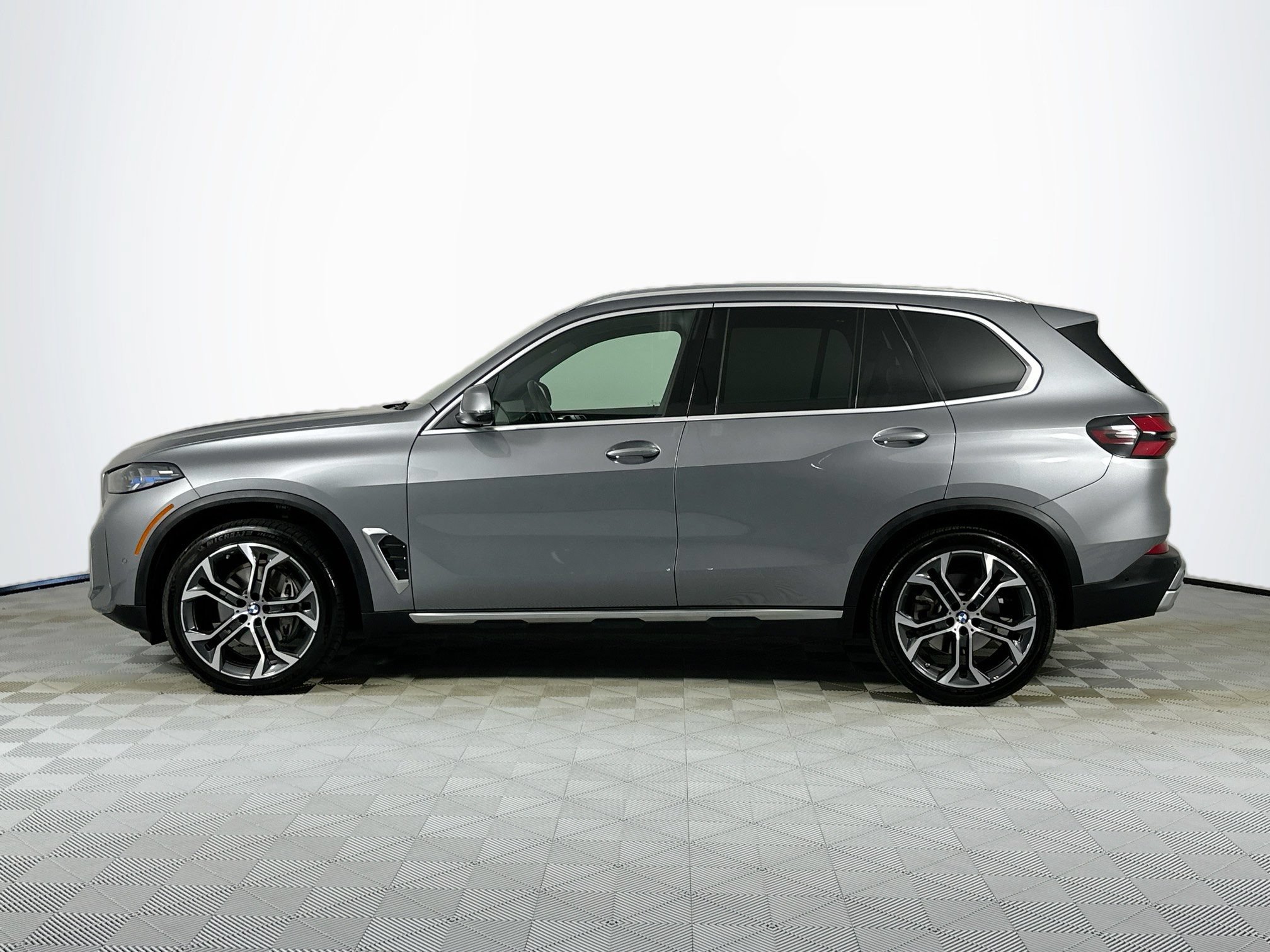 Used 2025 BMW X5 sDrive40i w/ Climate Comfort Package RWD image 8