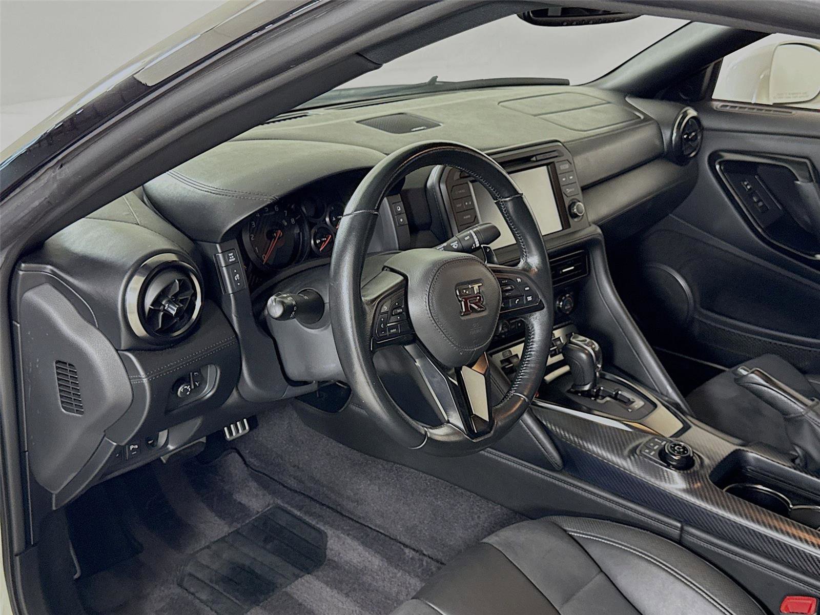 Used 2020 Nissan GT-R Premium image 15