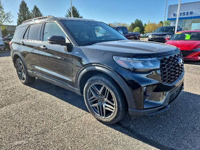 Used 2025 Ford Explorer ST-Line w/ ST-Line Street Pack AWD/4WD image 2