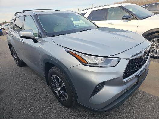 Used 2020 Toyota Highlander XLE image 3