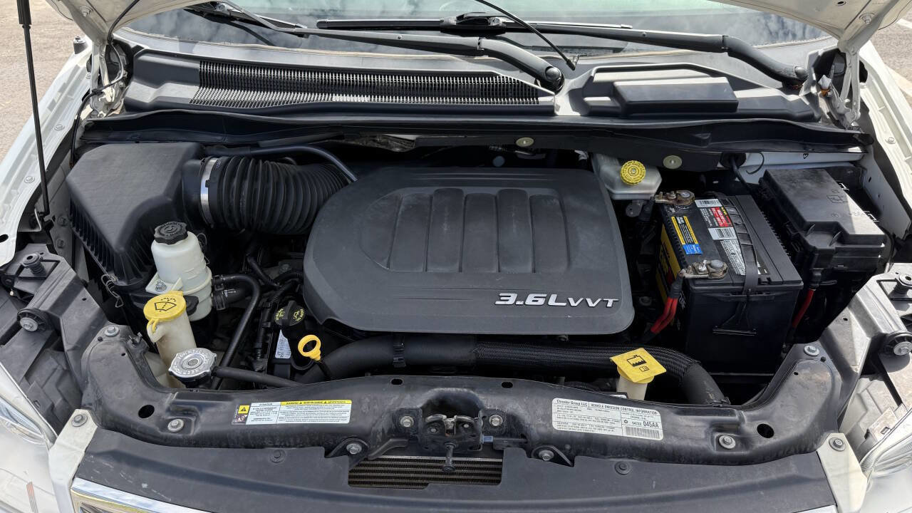 Used 2013 Chrysler Town & Country Touring image 9