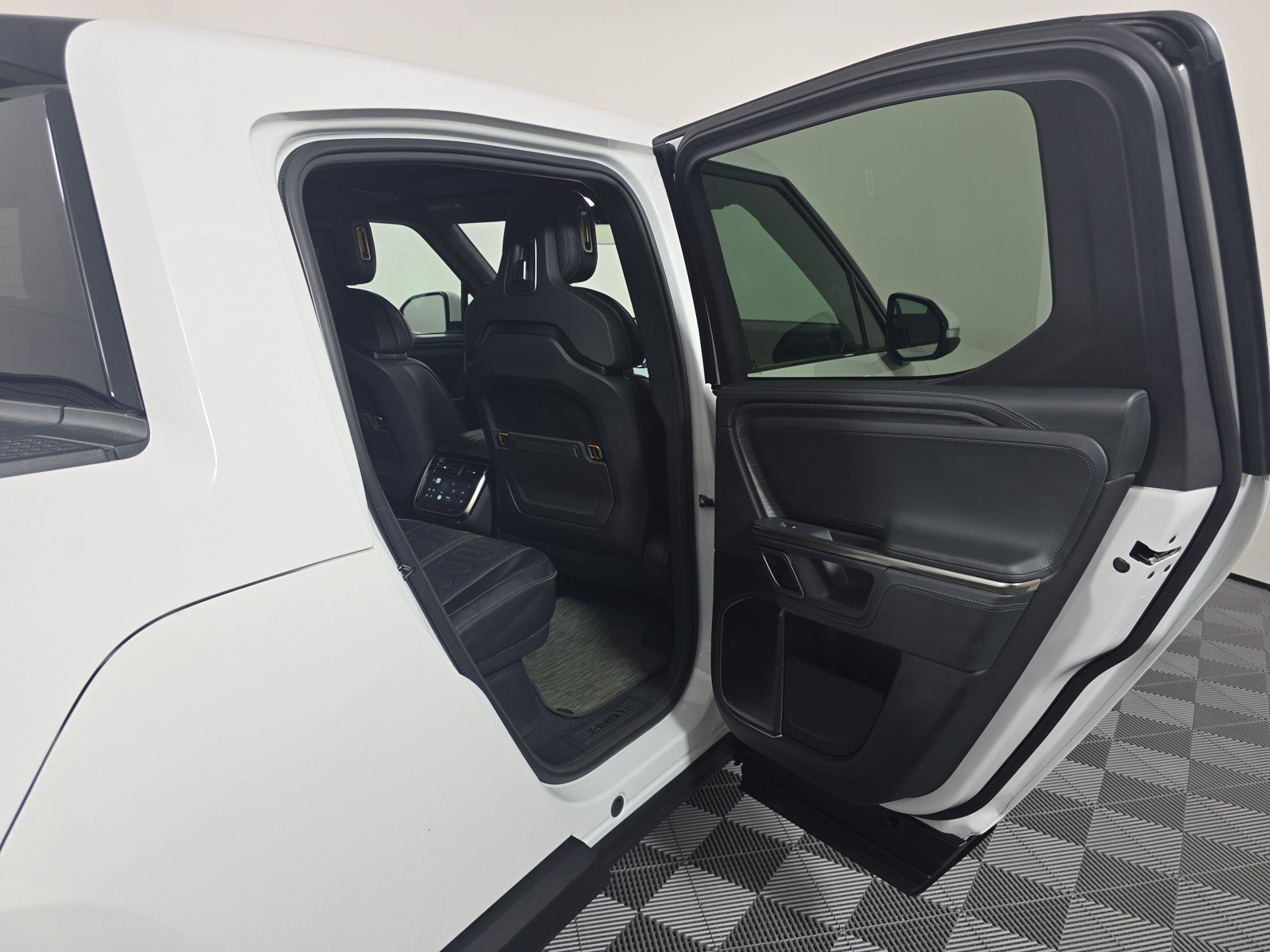 Used 2024 Rivian R1T Adventure AWD/4WD image 19