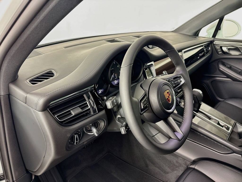 New 2026 Porsche Macan AWD/4WD image 4