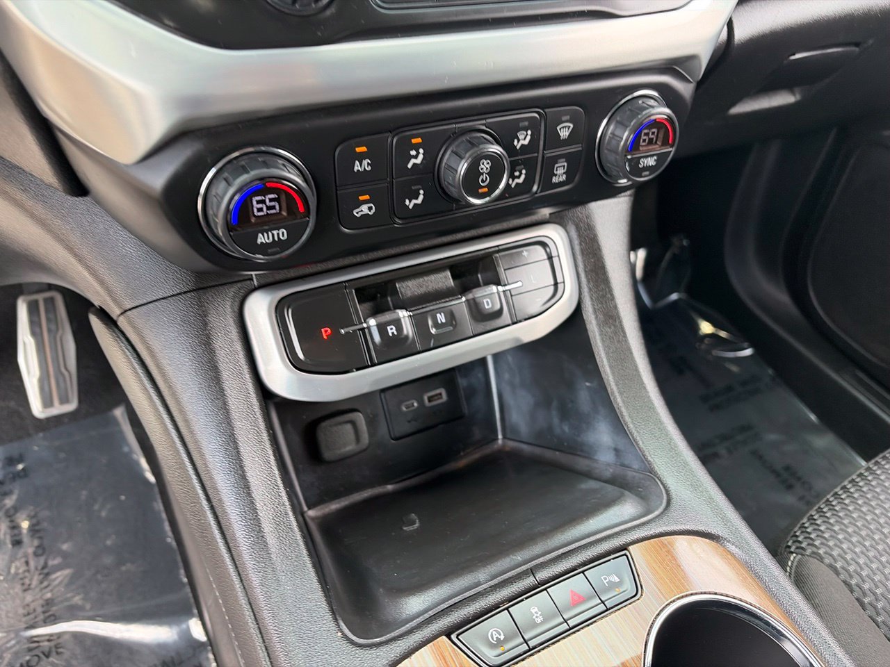 Used 2021 GMC Acadia SLE w/ Driver Convenience Package FWD image 29