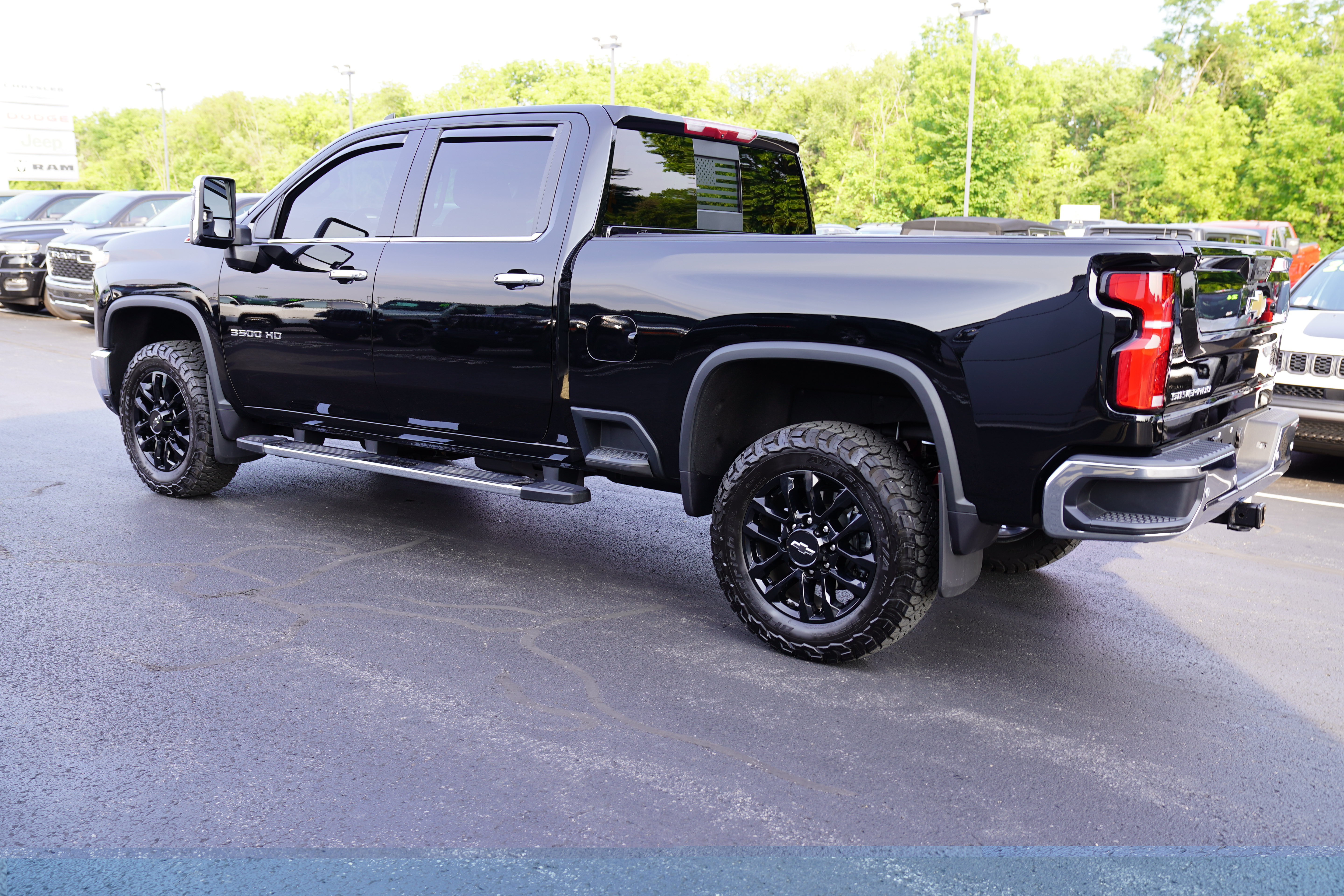 Used 2025 Chevrolet Silverado 3500 LTZ w/ LTZ Convenience Package AWD/4WD image 9