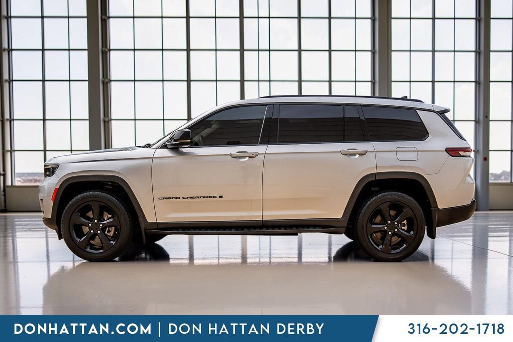 Used 2022 Jeep Grand Cherokee L Limited w/ Black Appearance Package AWD/4WD image 2