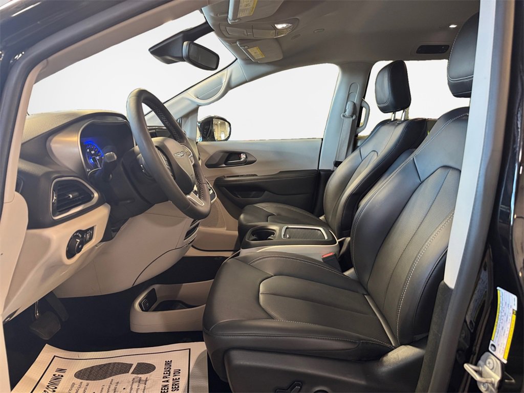 Used 2024 Chrysler Pacifica Touring-L image 12