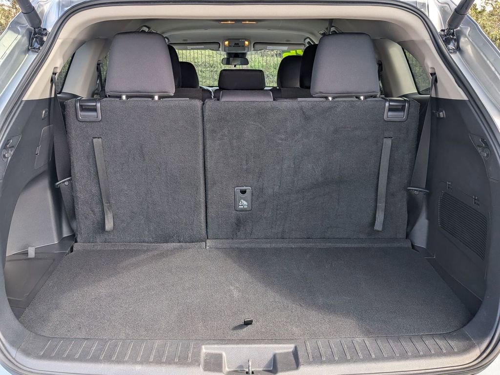 Used 2025 Toyota Highlander LE image 29