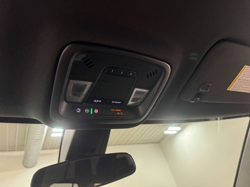 Used 2023 Chevrolet Traverse LT image 91