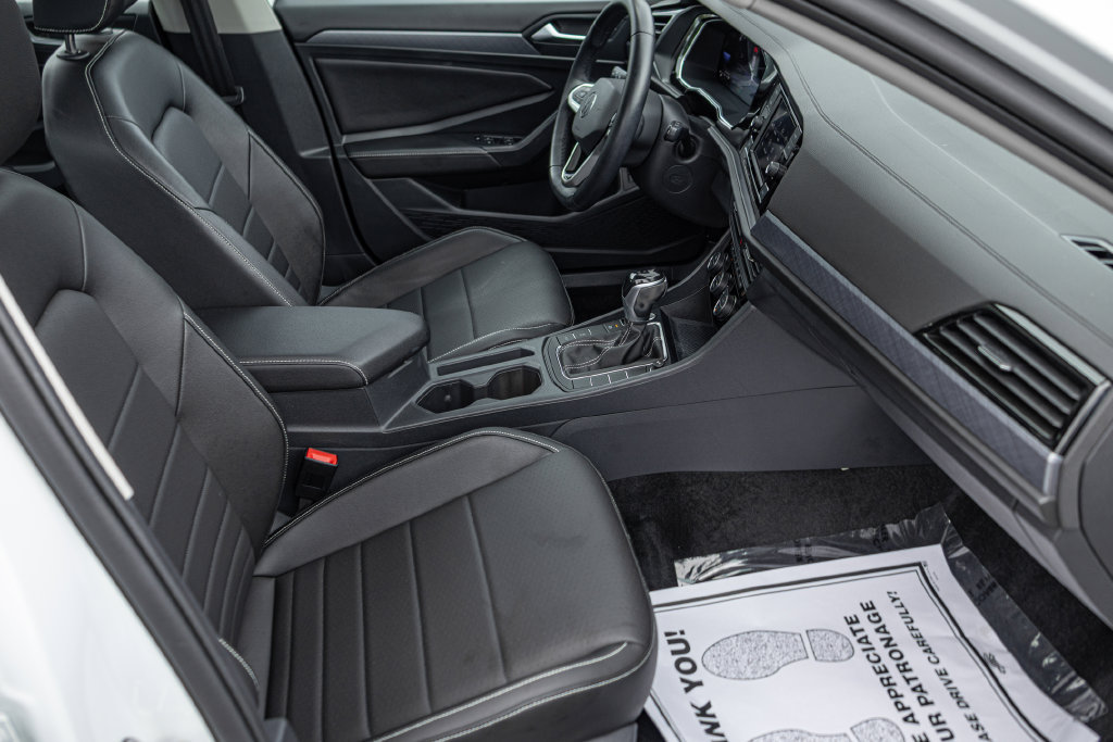 Certified 2023 Volkswagen Jetta SE w/ Panoramic Sunroof Package FWD image 33