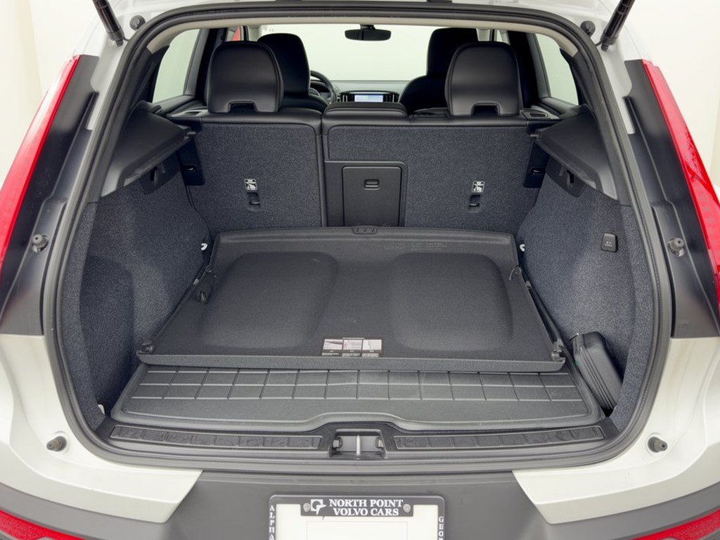 Used 2024 Volvo XC40 B5 Plus w/ Protection Package Premier AWD/4WD image 28