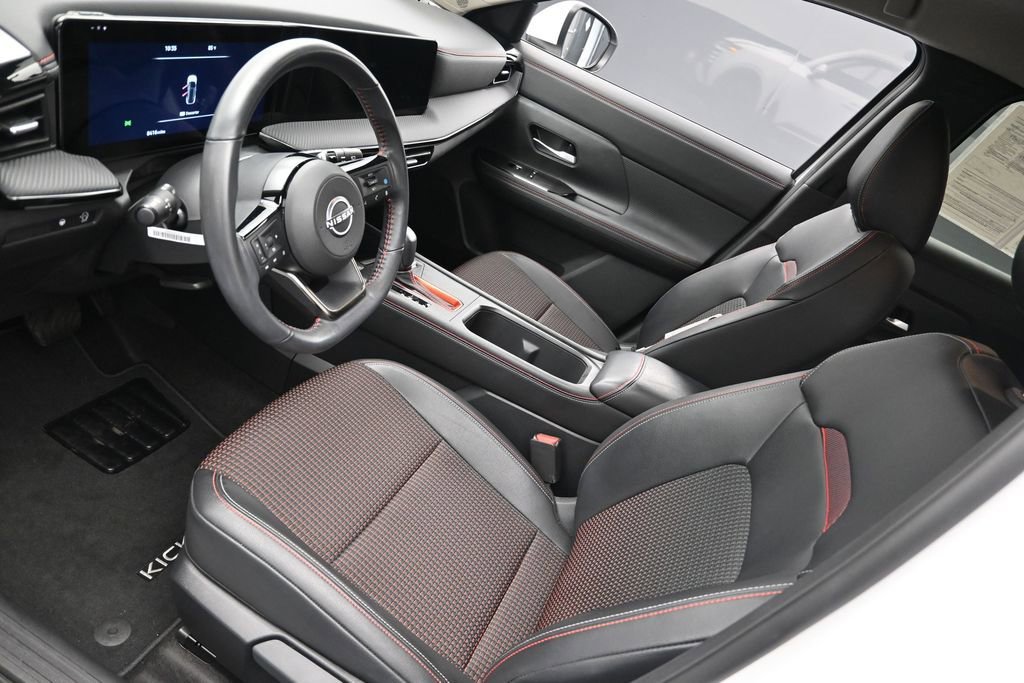 Used 2025 Nissan Kicks SR FWD image 18