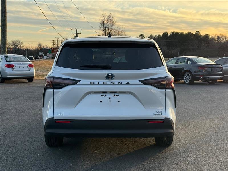 Used 2024 Toyota Sienna XLE image 11