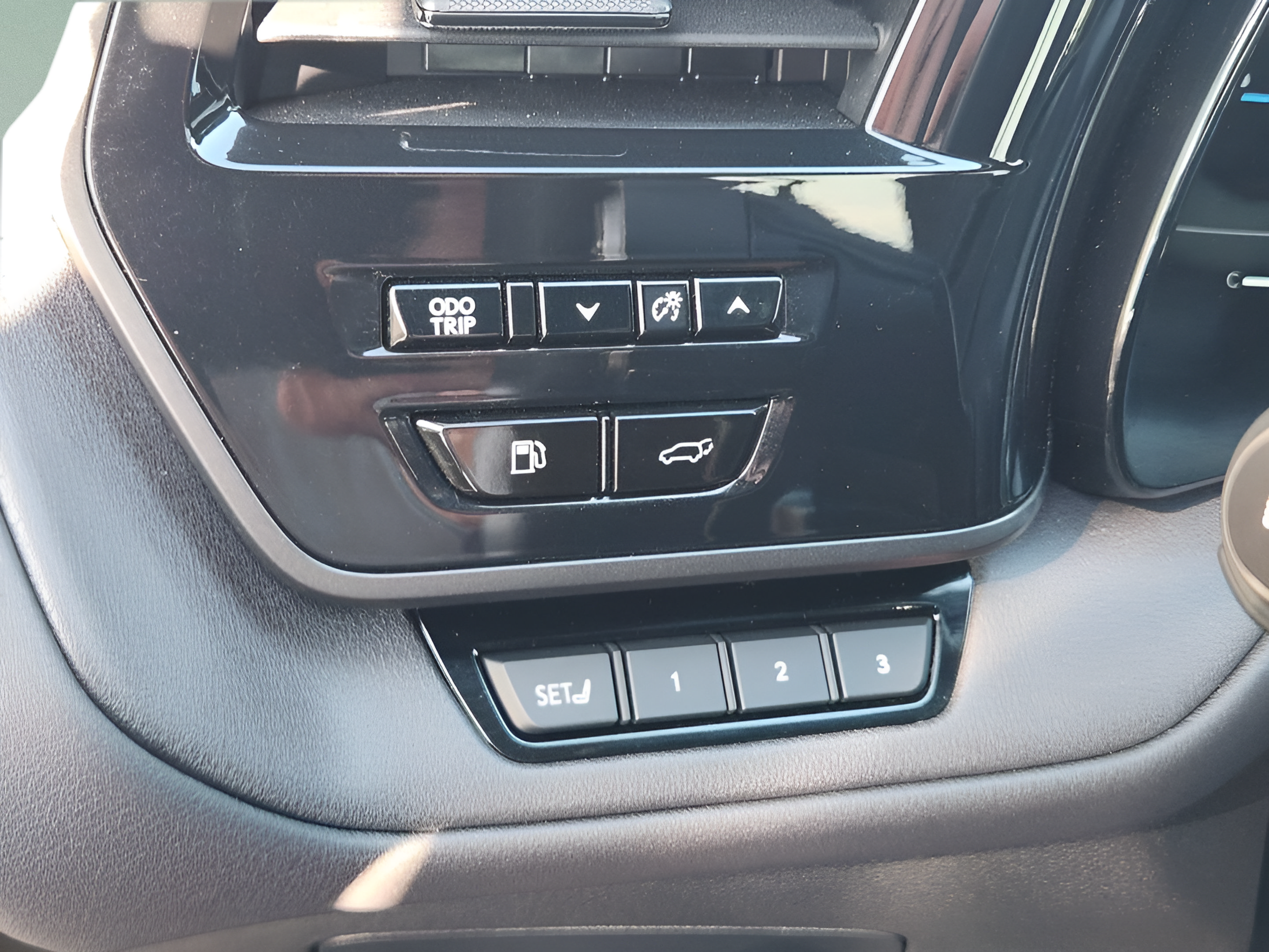 Used 2025 Lexus TX 500h AWD w/ Technology Package image 15