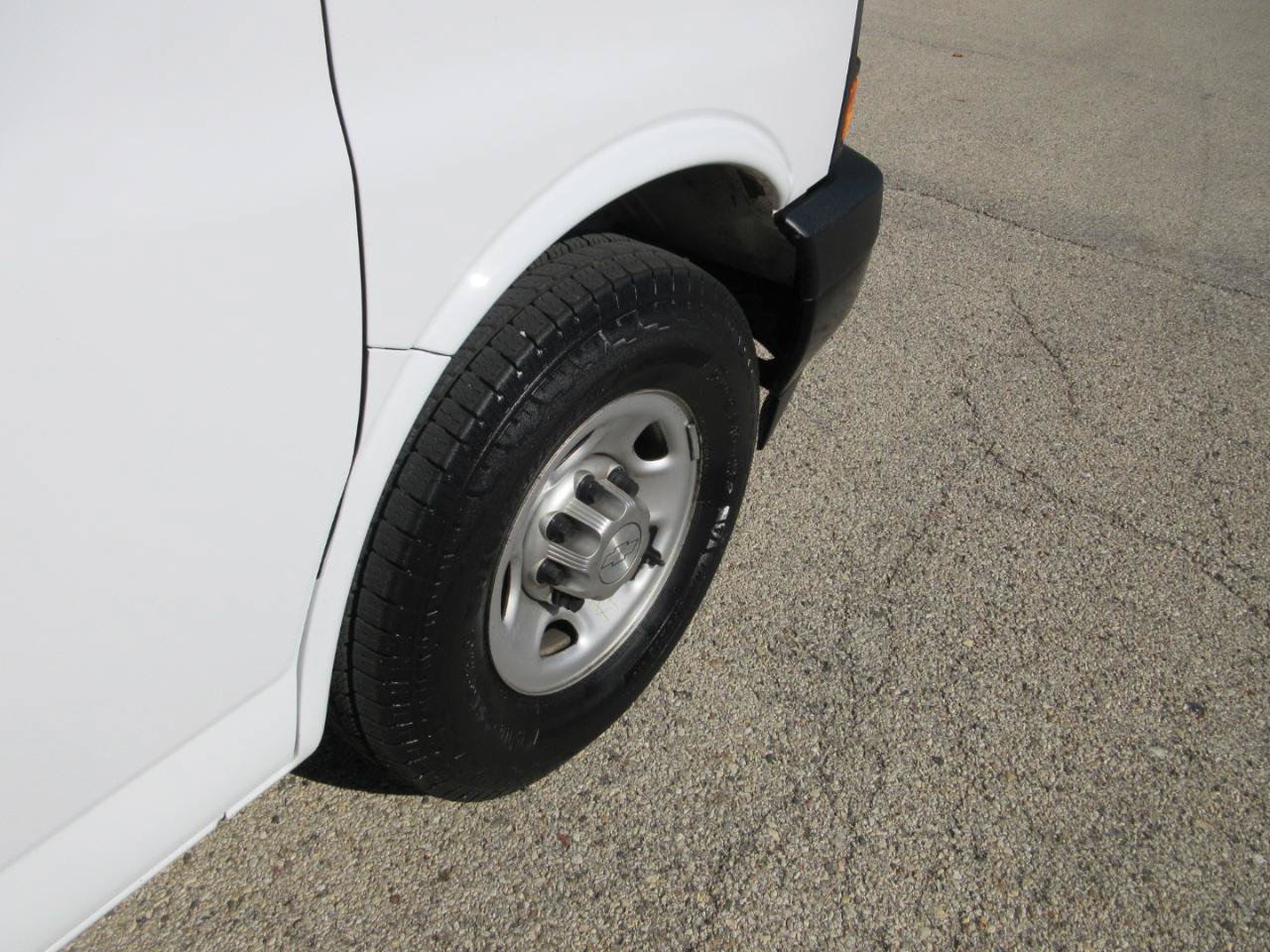 Used 2017 Chevrolet Express 2500 RWD image 15