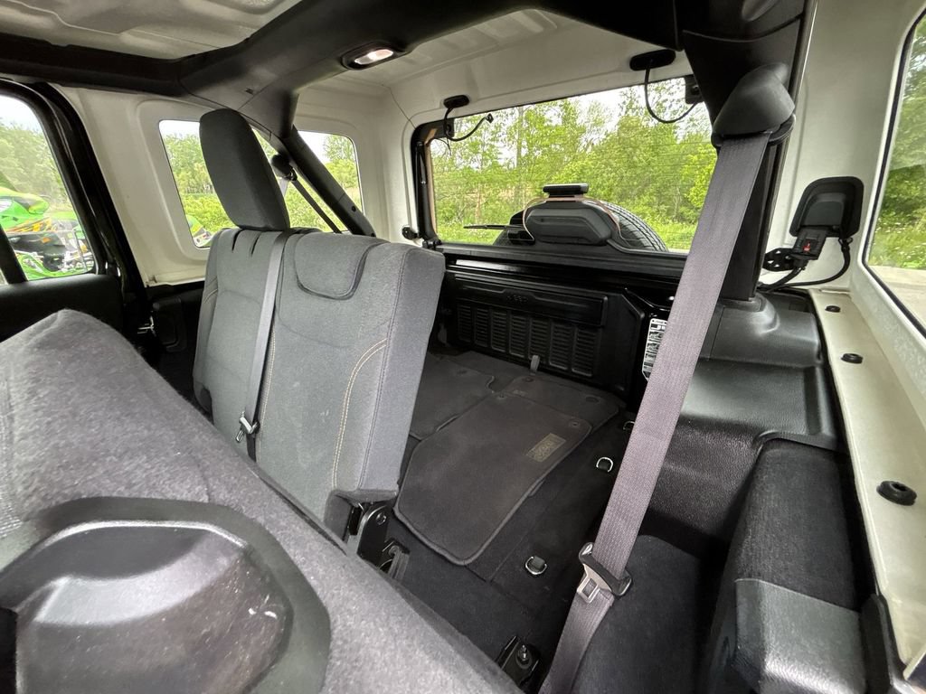 Used 2024 Jeep Wrangler Unlimited Sahara AWD/4WD image 27