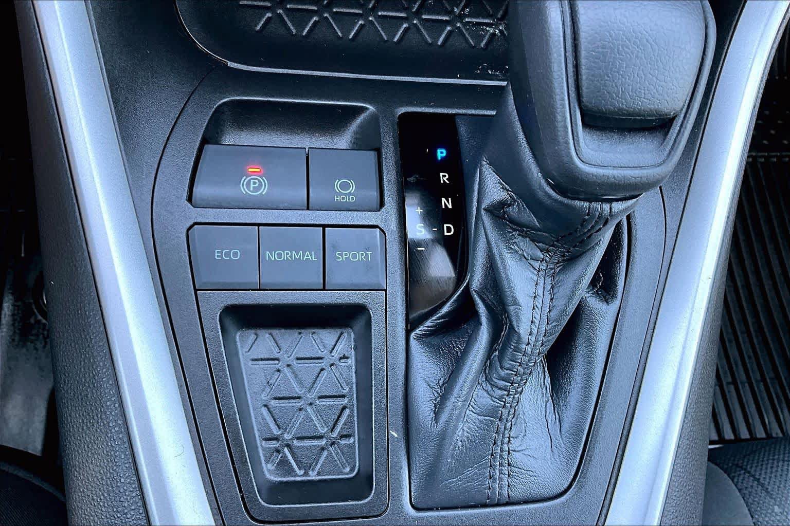 Certified 2022 Toyota RAV4 XLE w/ Convenience Package FWD image 34