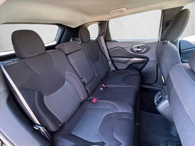 Used 2019 Jeep Cherokee Latitude w/ Popular Appearance Group FWD image 23