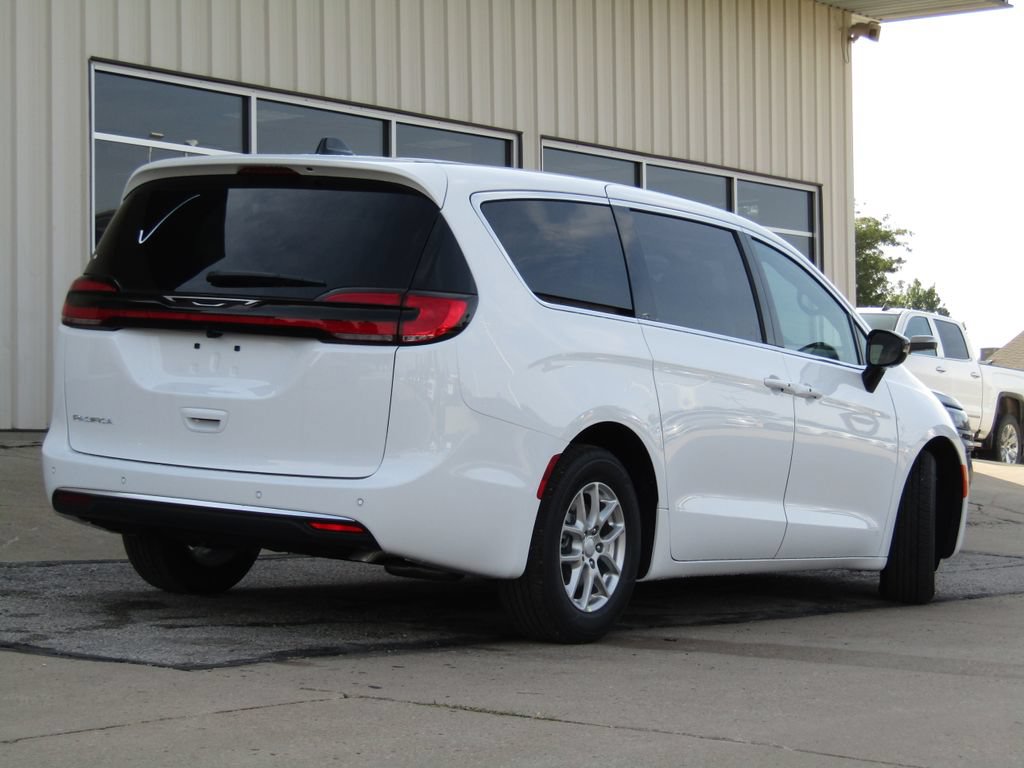 New 2027 Chrysler Pacifica Select FWD image 3