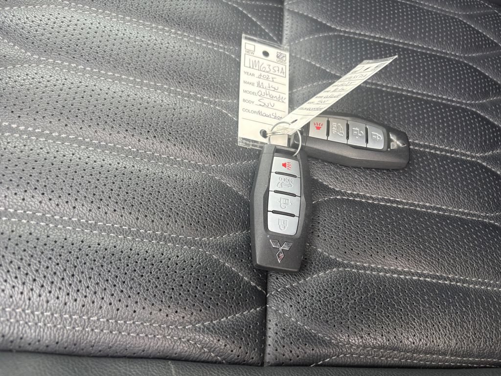 Used 2025 Mitsubishi Outlander SEL AWD/4WD image 32