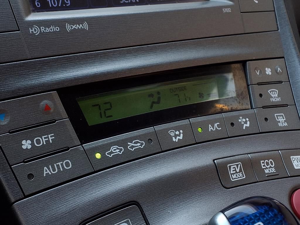 Used 2015 Toyota Prius Three w/ Preferred Accessory Package image 9