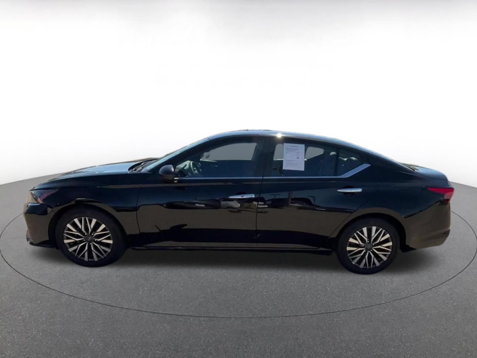 Used 2025 Nissan Altima 2.5 SV FWD image 9
