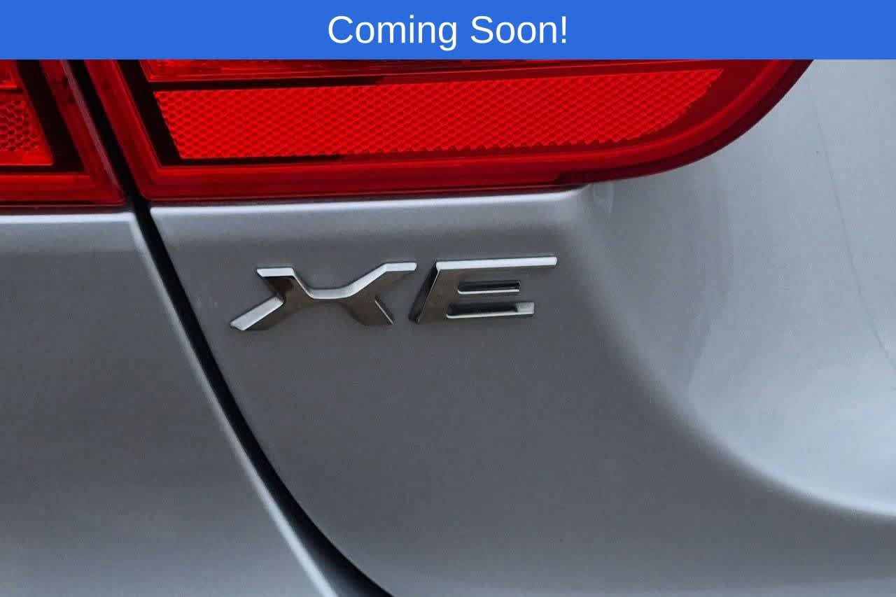 Used 2017 Jaguar XE Premium RWD image 12