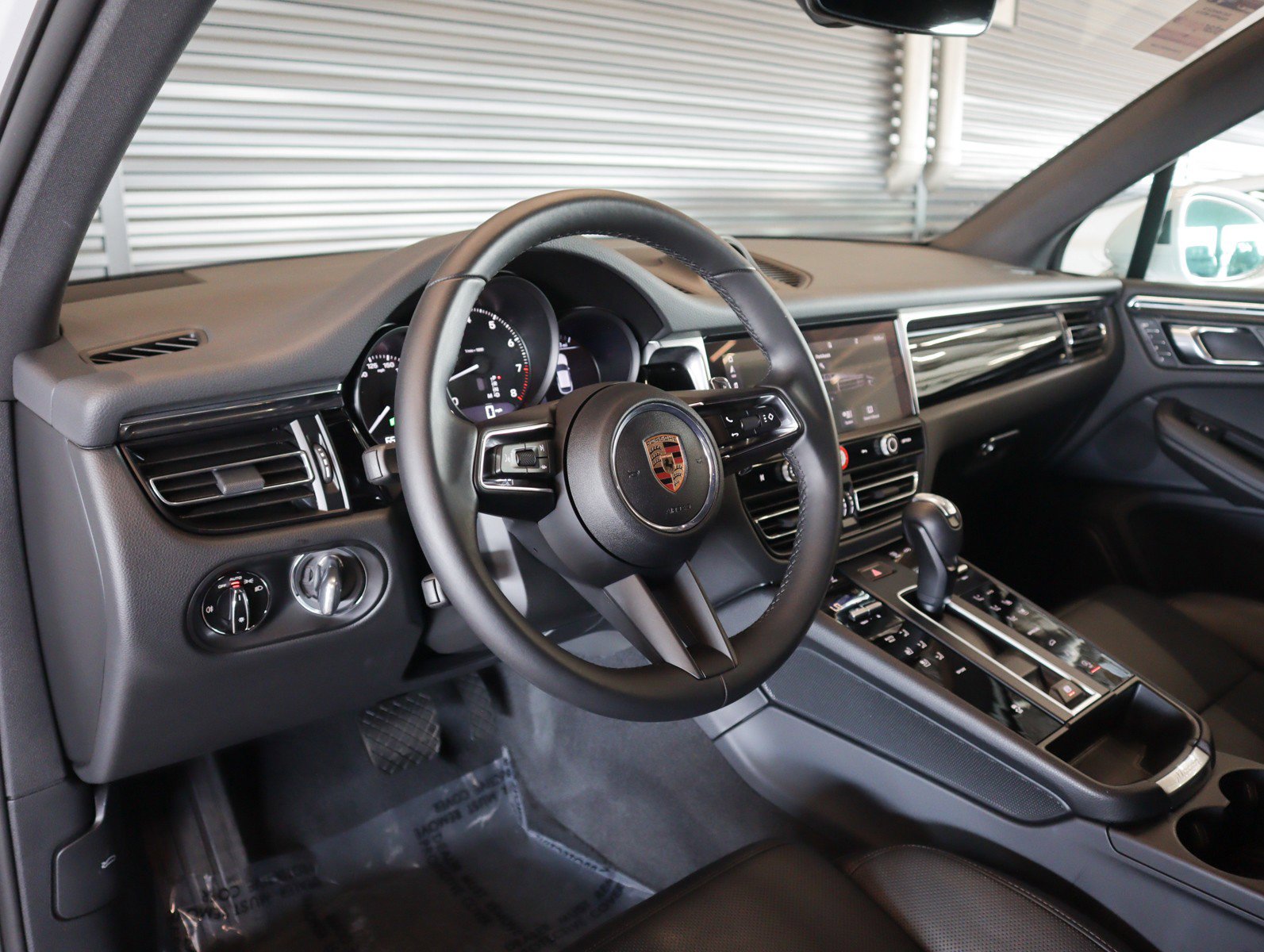 Certified 2025 Porsche Macan image 4