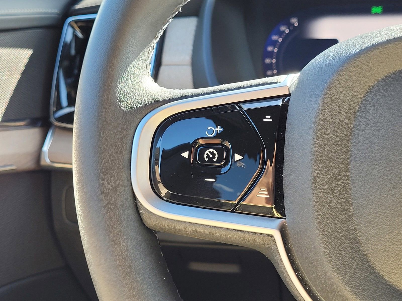 Certified 2025 Volvo XC90 T8 Plus image 17