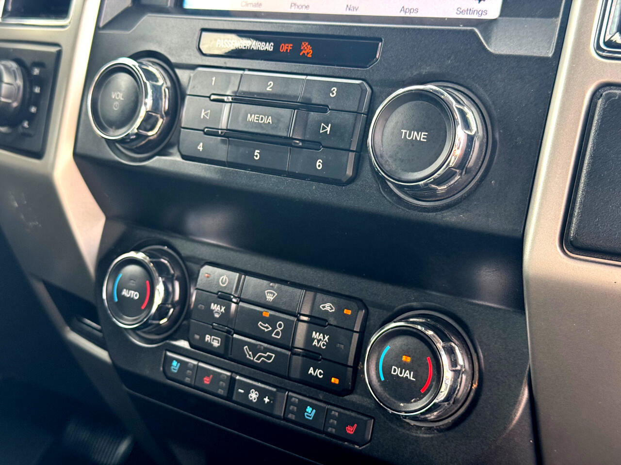 Used 2019 Ford F150 Lariat image 32