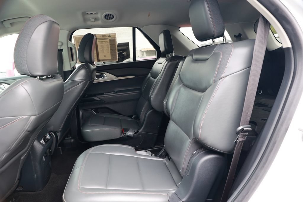 Used 2025 Ford Explorer Active w/ Active Comfort Package RWD image 32