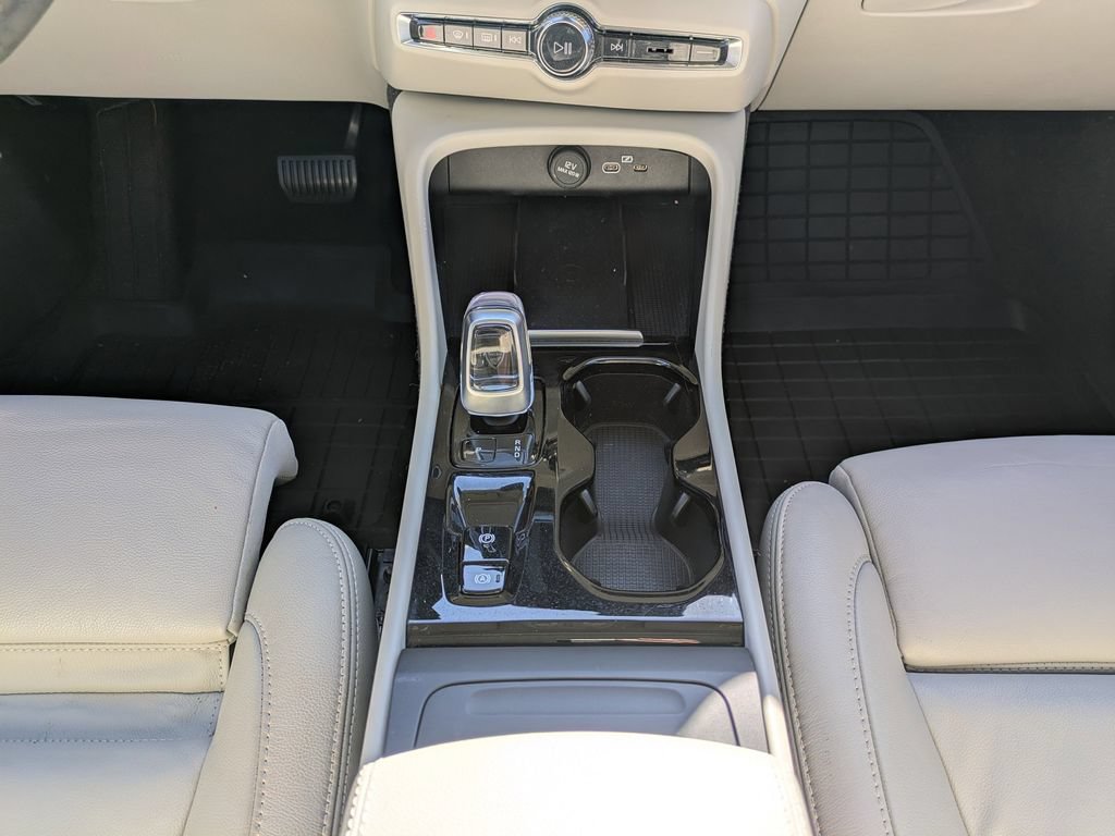 Certified 2023 Volvo XC40 B5 Plus w/ Driver Assist Package AWD/4WD image 19