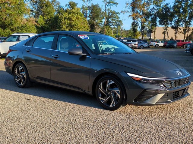 Used 2024 Hyundai Elantra SEL w/ Convenience Package image 3