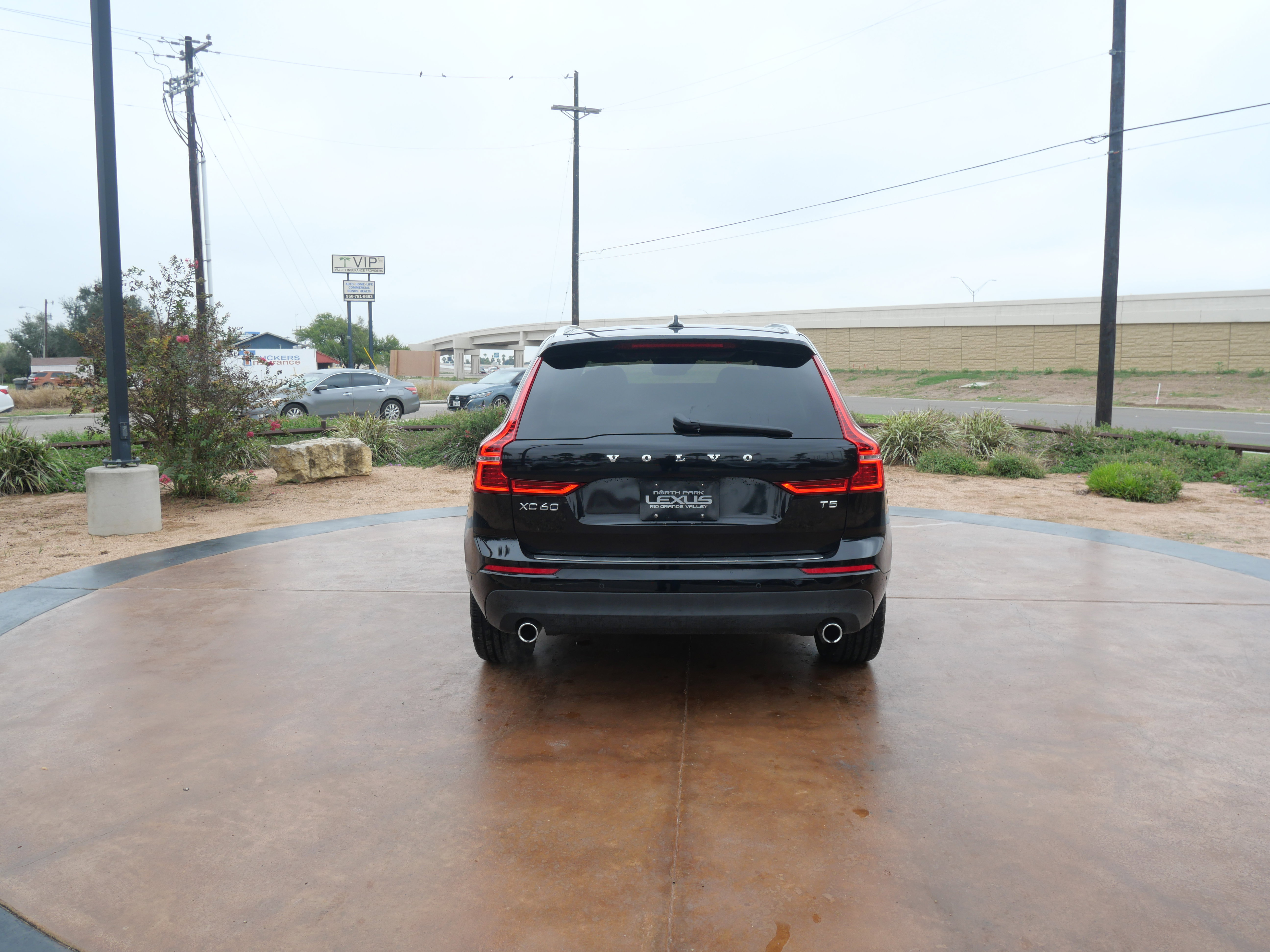 Used 2019 Volvo XC60 T5 Momentum w/ Protection Package Premier image 3