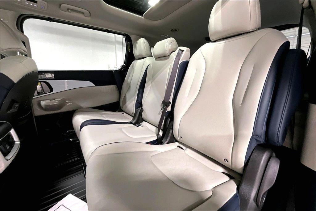 New 2026 Kia Carnival SX w/ SX Dark Edition Package FWD image 18