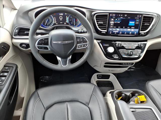 Used 2024 Chrysler Pacifica Touring-L image 9