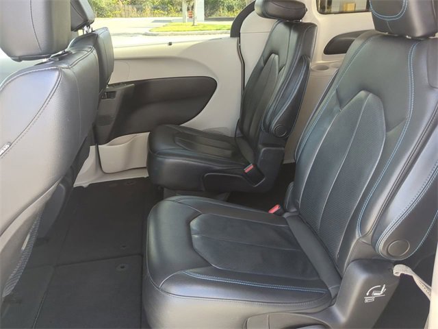 Used 2021 Chrysler Pacifica Touring-L image 14