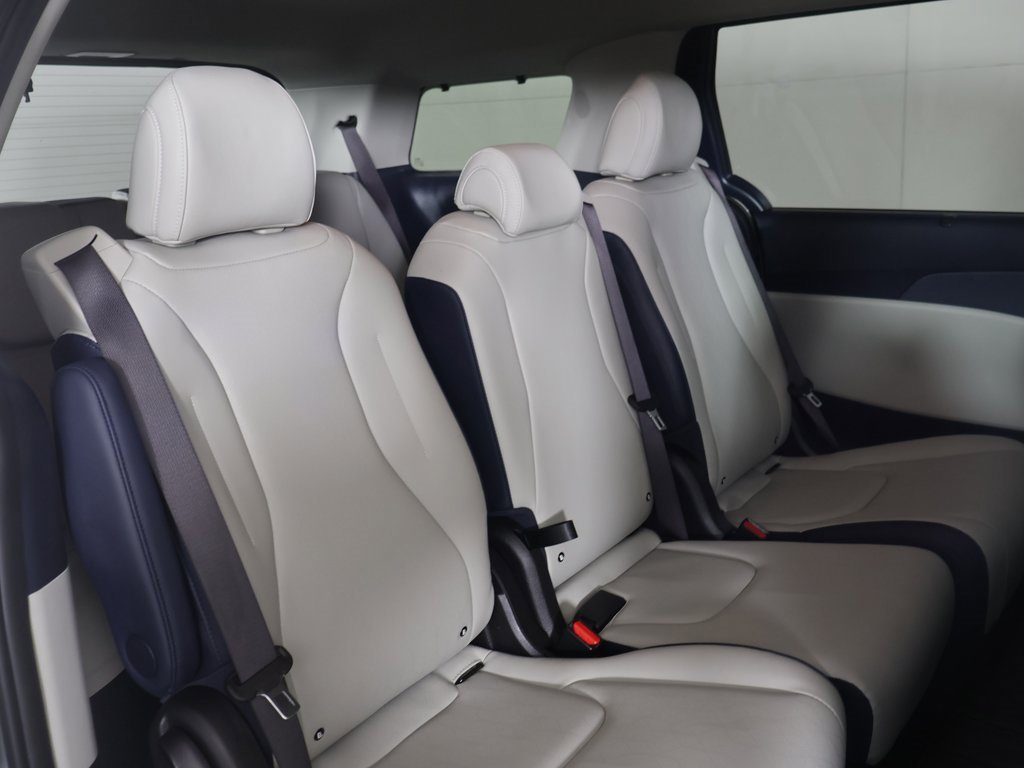 Used 2025 Kia Carnival EX image 34