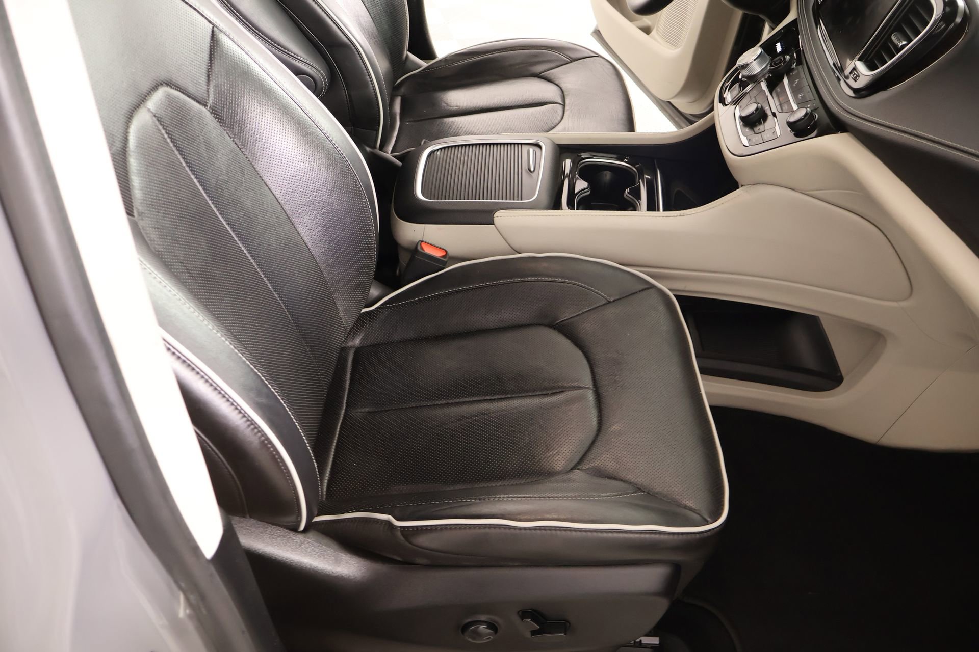 Used 2023 Chrysler Pacifica Limited image 14