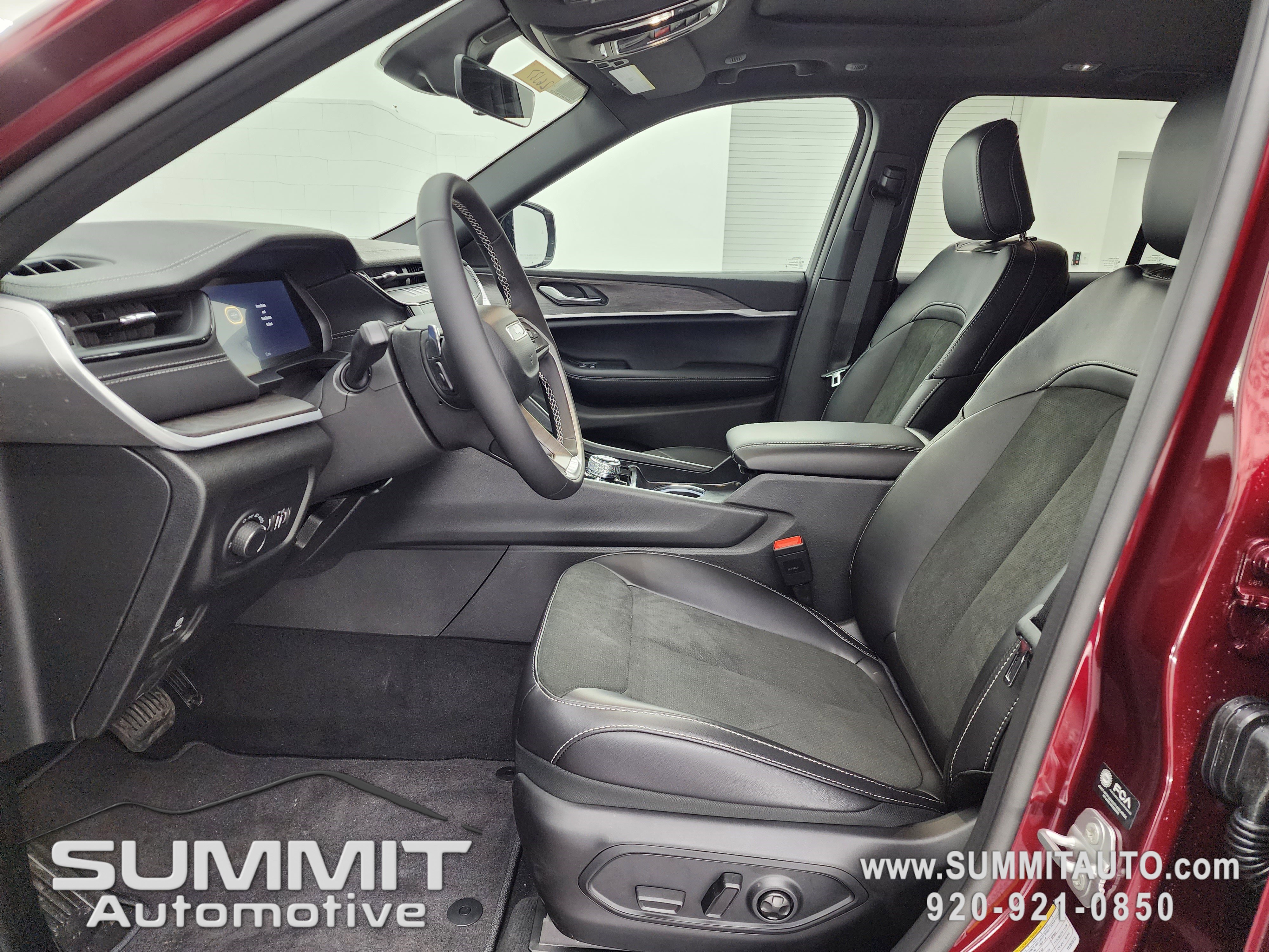 New 2026 Jeep Grand Cherokee Altitude image 8