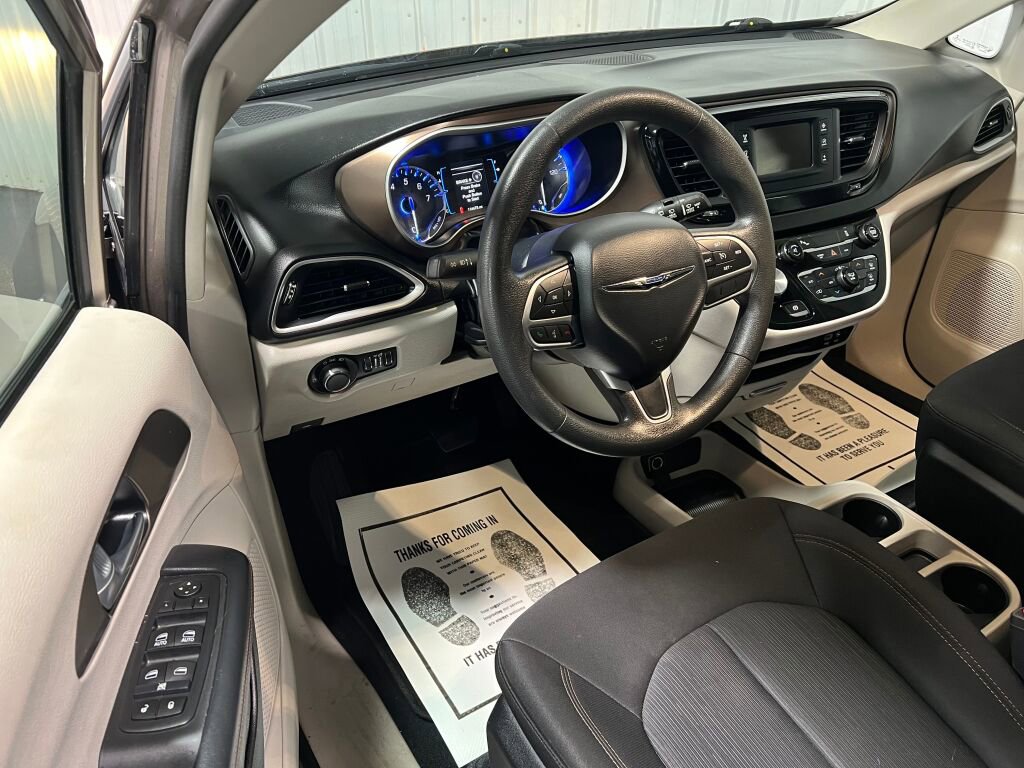 Used 2017 Chrysler Pacifica LX image 2