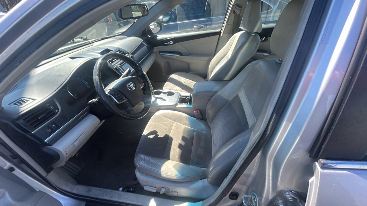 Used 2014 Toyota Camry XLE w/ Leather Package FWD image 3
