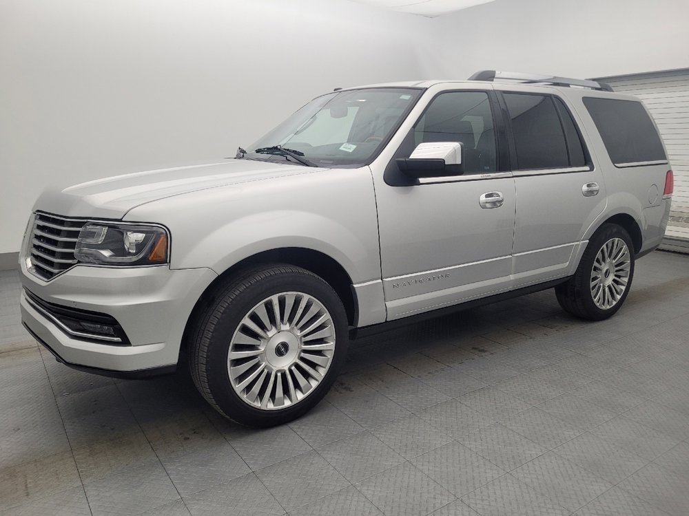 Used 2017 Lincoln Navigator Reserve RWD image 2