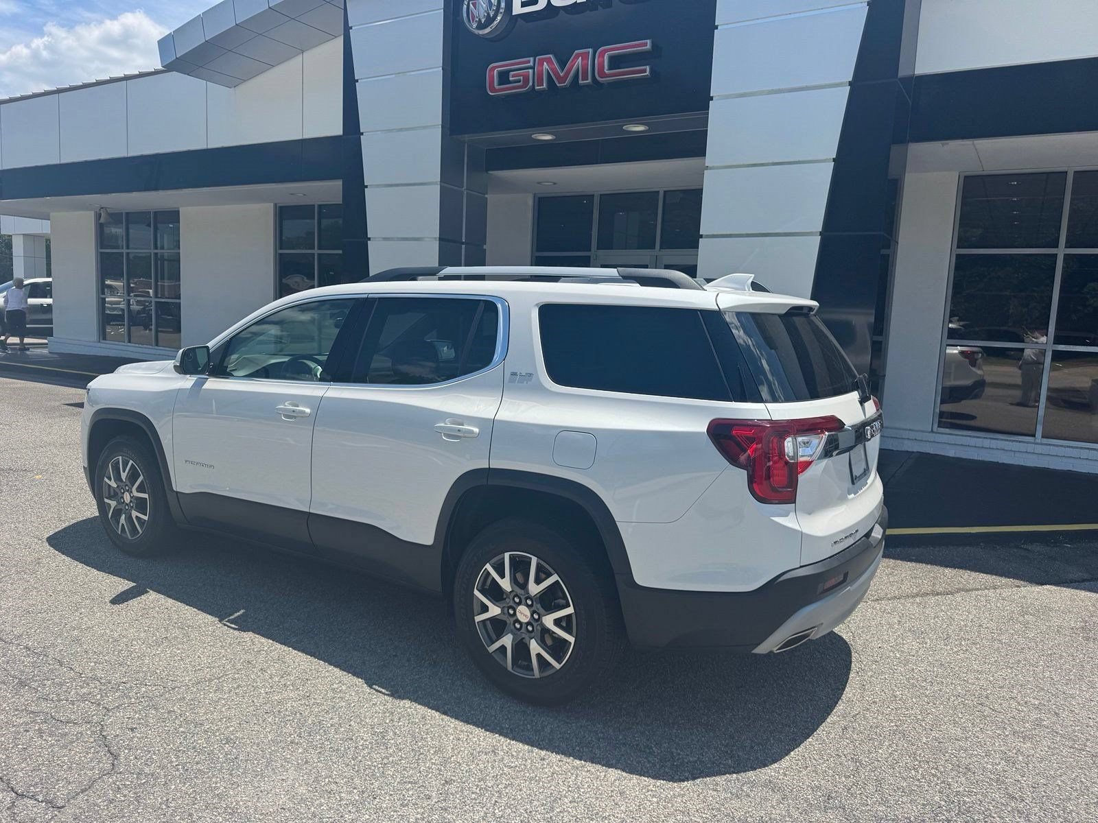 Certified 2023 GMC Acadia SLT w/ Technology Package FWD image 4
