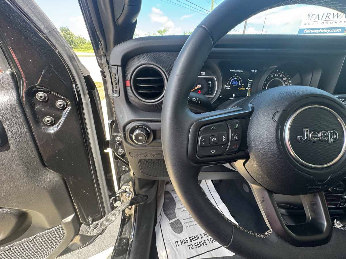 Used 2025 Jeep Wrangler Unlimited Rubicon w/ Convenience Group AWD/4WD image 15