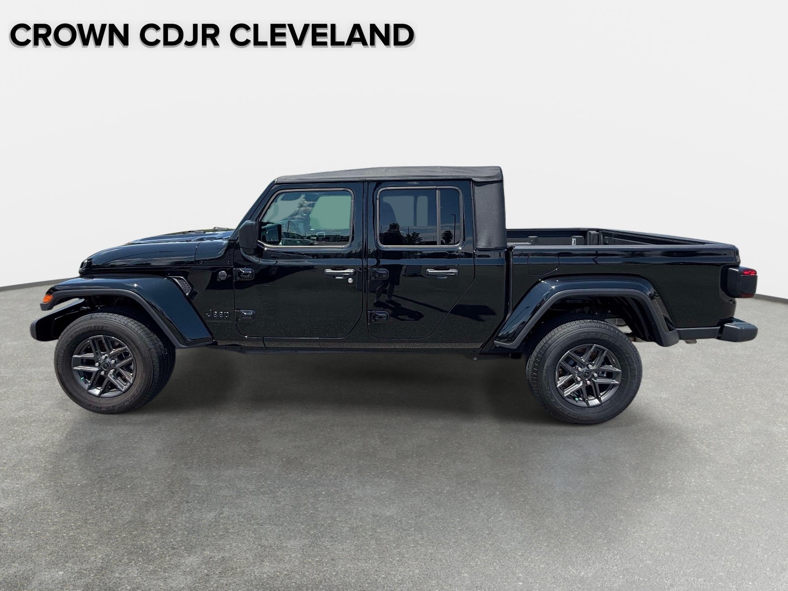 Used 2025 Jeep Gladiator Sport AWD/4WD image 2